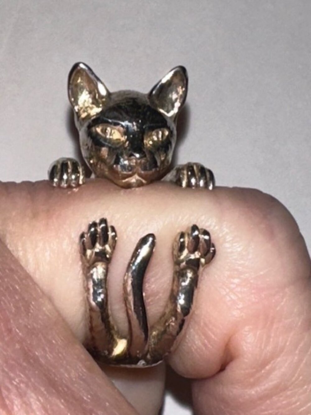Nove25 Sterling Silver Siamese Cat Hug Ring (Medium)